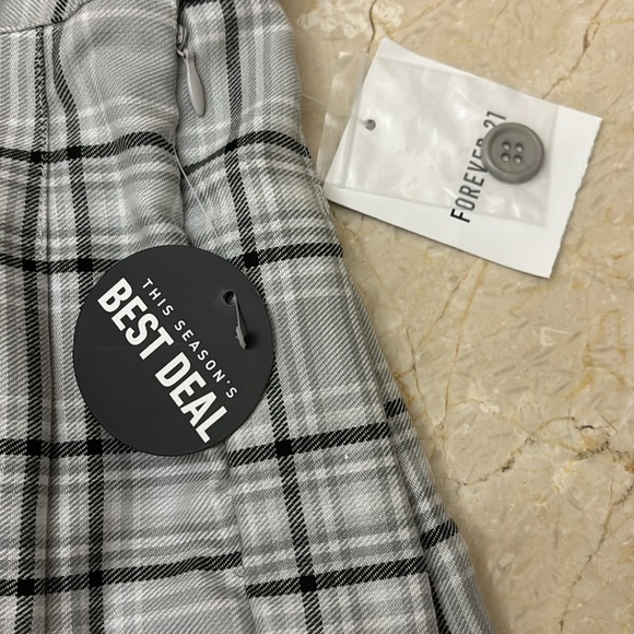 NWT 🔥Woman’s 💋Plaid skirt Sz: M with side zipper and button. - Picture 2 of 7